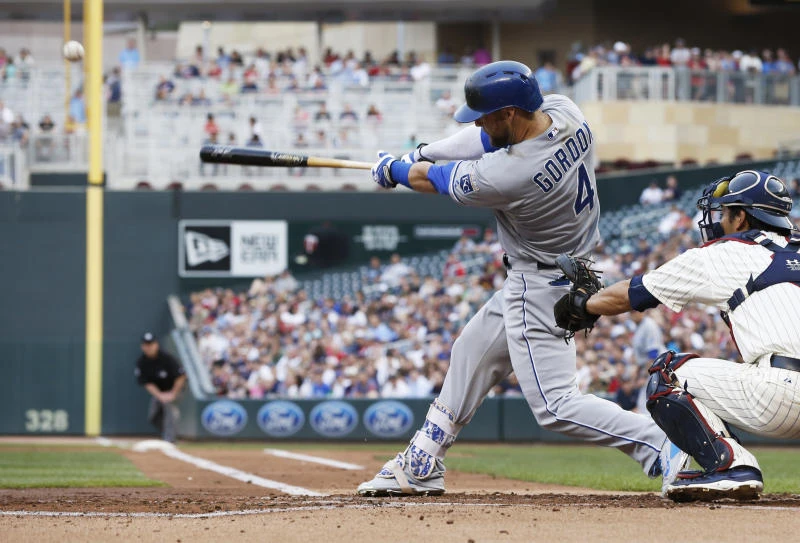 Royals complete road sweep of Twins to extend lead