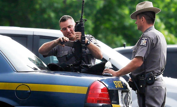 Schools shut in search of escaped US killers