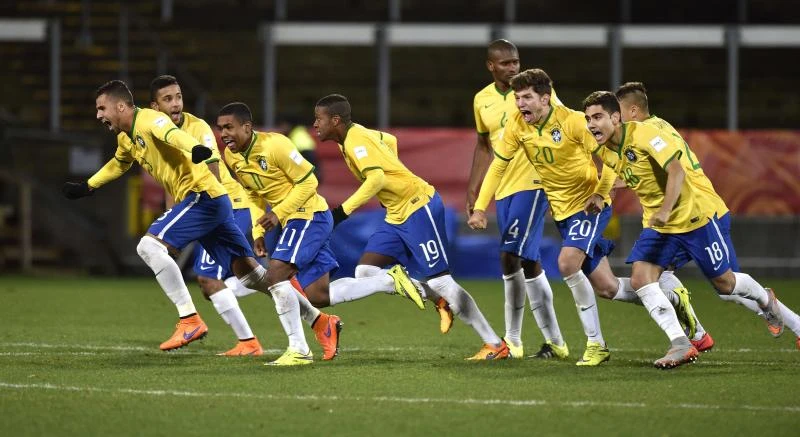 Brazil survives Uruguay scare to enter quarters