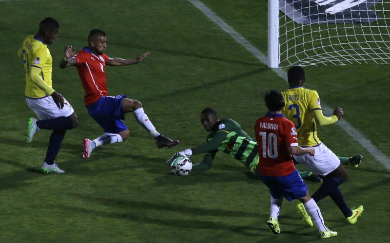 Vidal stars as Chile off the mark at Copa