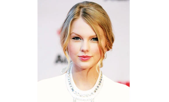 Taylor Swift donates $15K to car crash victims