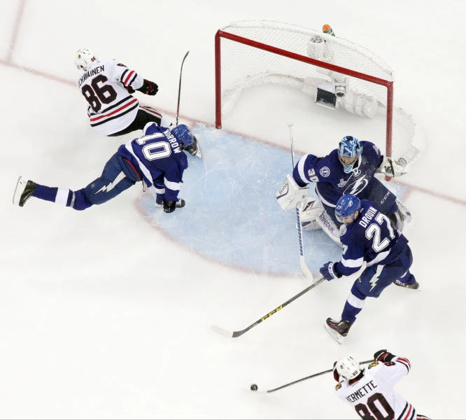 Blackhawks edge Lightning 2-1, near NHL title