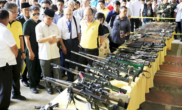 Muslim fighters lay down arms to reinforce Manila peace deal