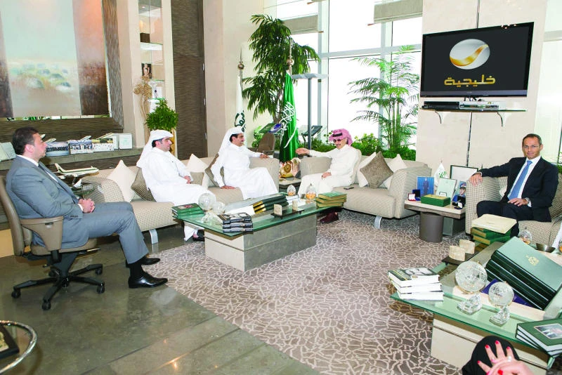 Alwaleed receives Katara delegation