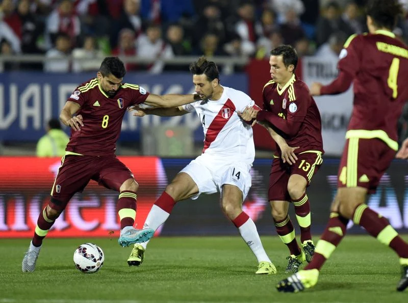Pizarro strikes as Peru sinks Venezuela