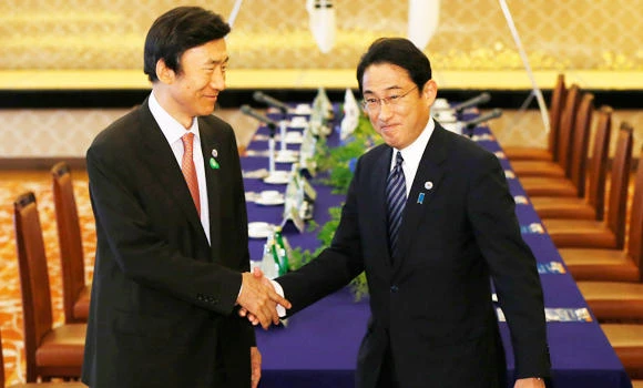 Japan, S. Korea hold talks amid tension