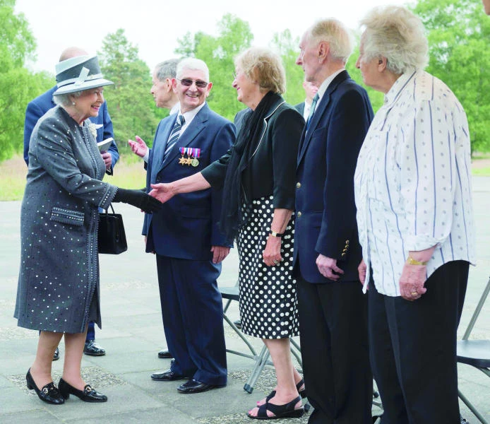 Queen pays tribute to Nazi victims