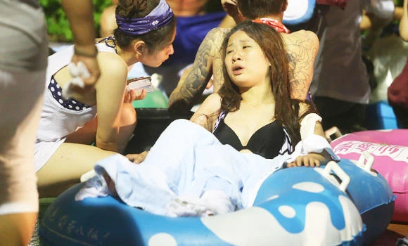 Woman dies after Taiwan water park blaze