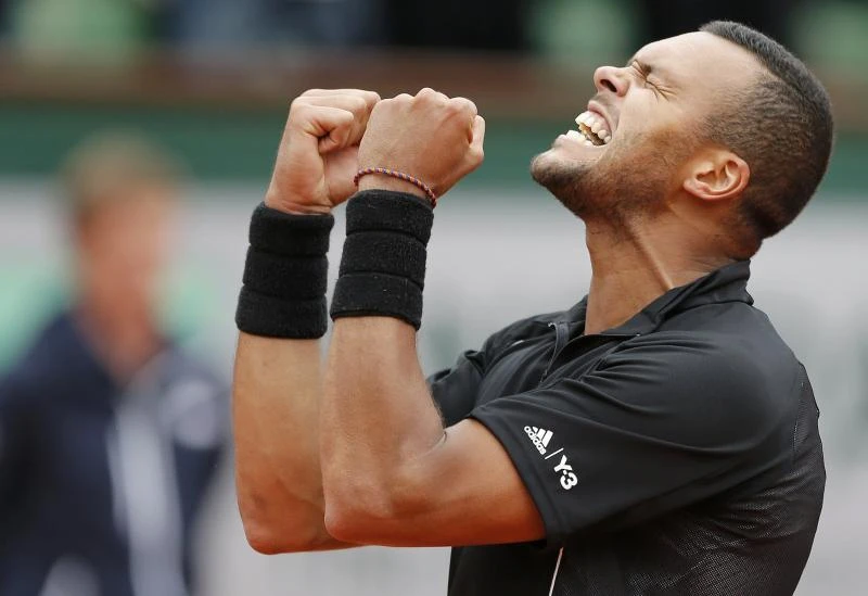 Tsonga lights up Paris, meets Nishikori in quarters