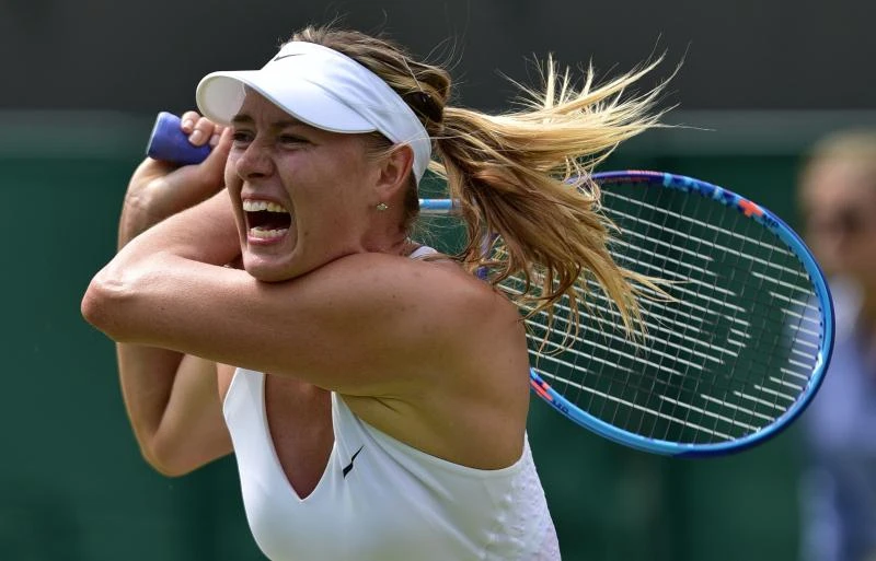 Djokovic, Sharapova keep cool as Wimbledon sizzles