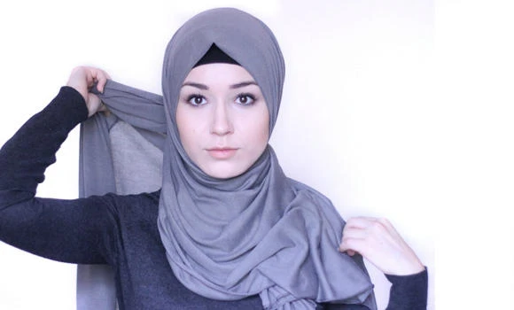 Woman sues US police over hijab