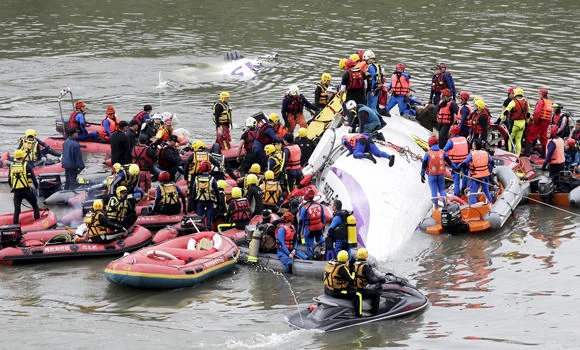 Pilot of crashed Taiwan plane pulled wrong throttle — probers