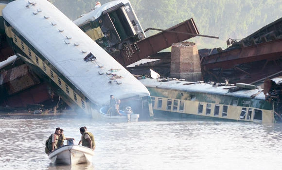Pakistan Army train death toll 17