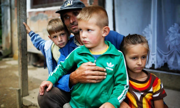 Srebrenica survivor brings solace in quest for human bones