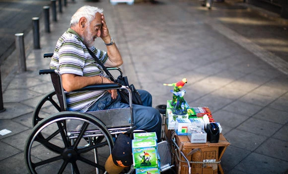 Greece: Poll shows 2 sides neck and neck before referendum