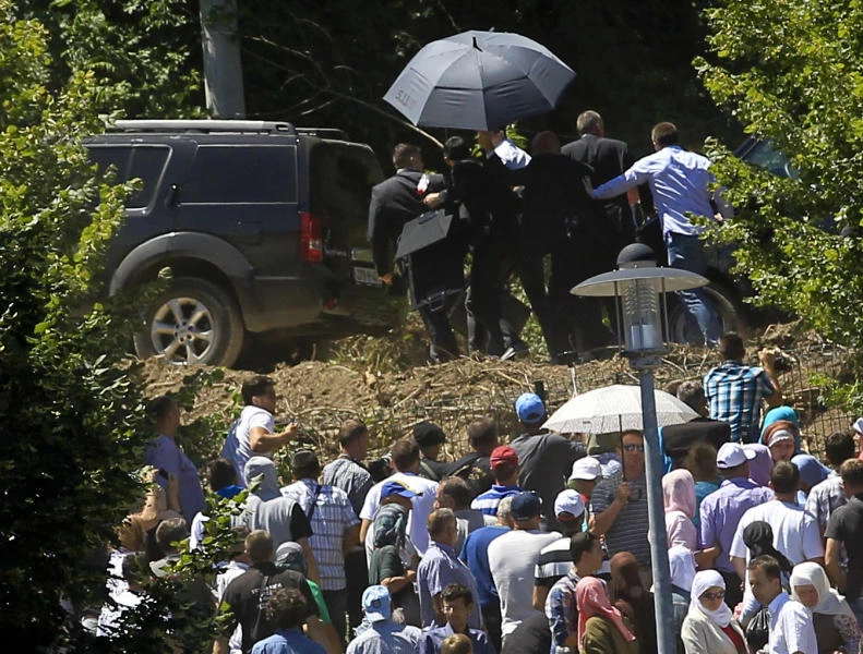 Bosnian mourners chase Serb leader out of genocide ceremony