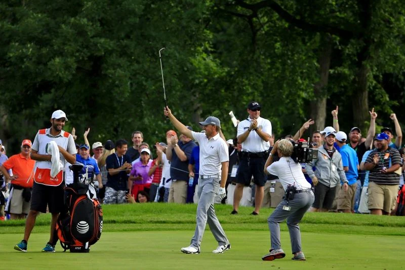 Spieth soars to 2-shot lead with 61