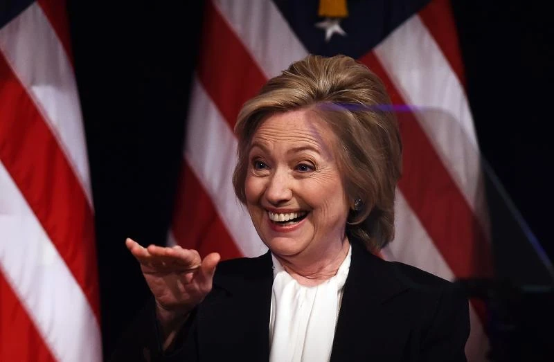 Clinton bashes Wall Street, pledges US income equality