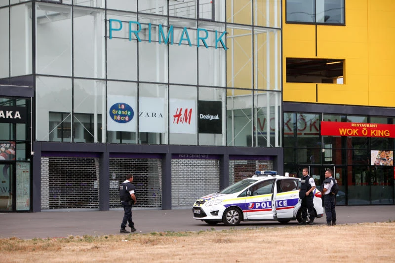 French special forces evacuate employees from mall after gunmen attack
