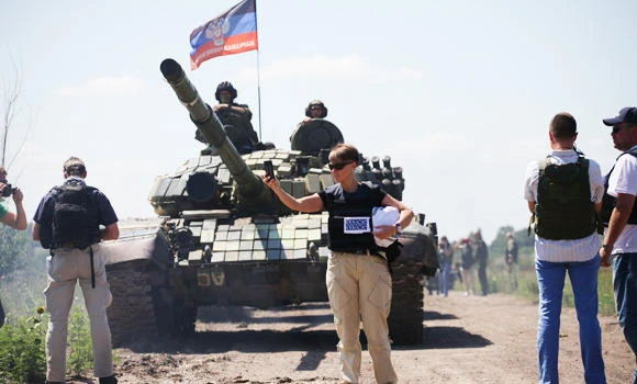 Three killed, hospital shelled in east Ukraine