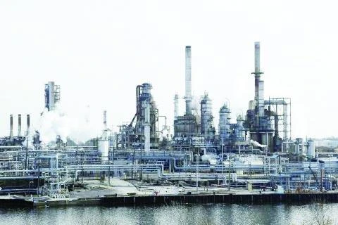 Oil price drops on concerns of glut in refined products