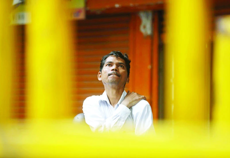 Indian stocks edge down; blue chips fall