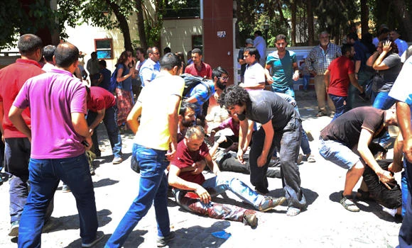 30 dead in suicide attack in Turkey border town
