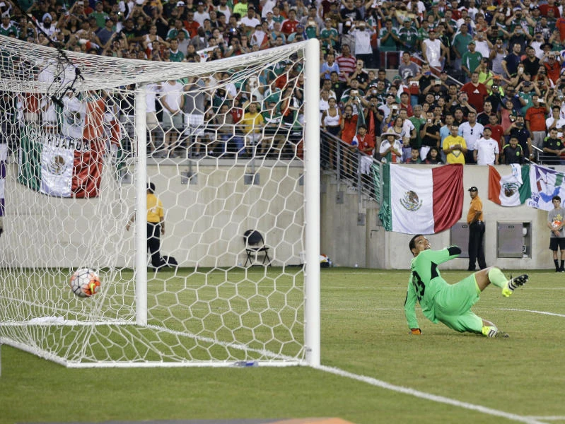 Guardado penalty kick sends Mexico into semifinals