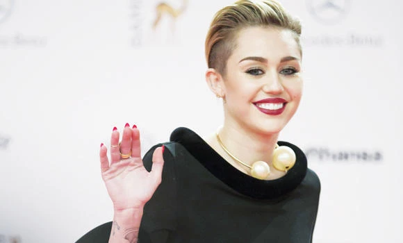 Cyrus to host MTV awards