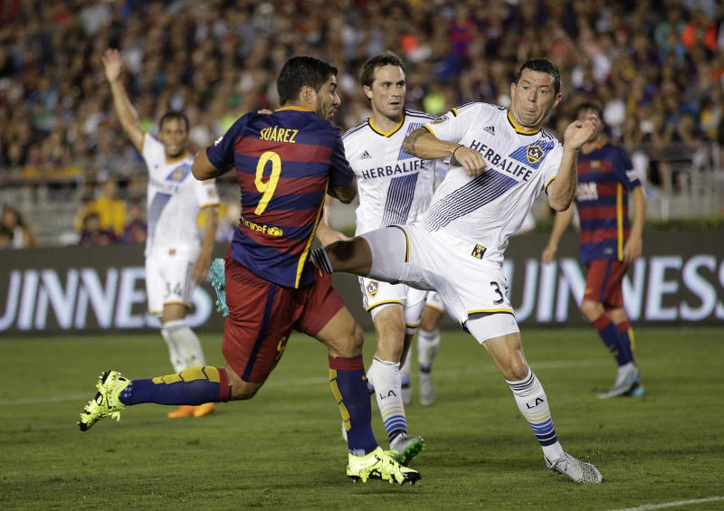 Barcelona downs Galaxy before record Rose Bowl crowd in US tour opener
