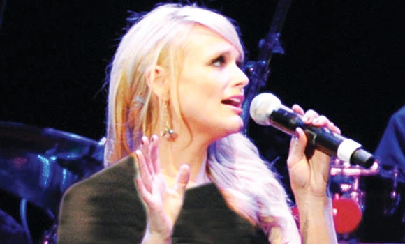 Miranda Lambert back to stage after divorce