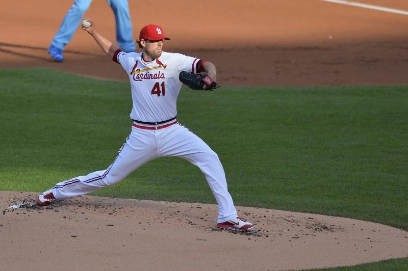 Cardinals edge Royals in clash of top teams