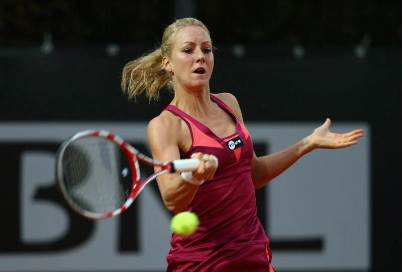 Radwanska stays in Istanbul hunt for title
