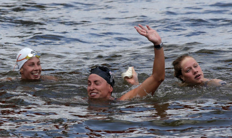 Haley Anderson defends 5k open water crown
