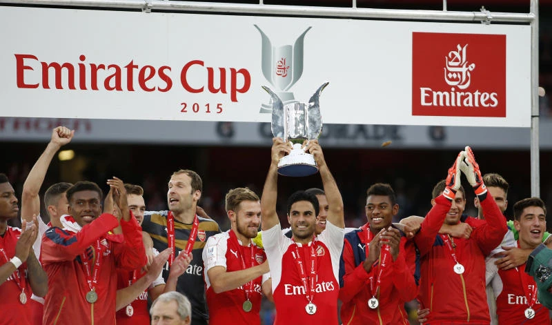 Walcott seals Emirates Cup success for Arsenal