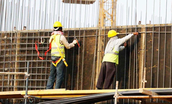 Workers complain of harsh conditions amid heat wave in Madinah