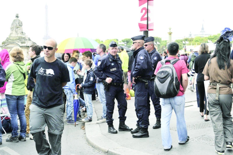 Manhunt after car smashes Tour de France barrier