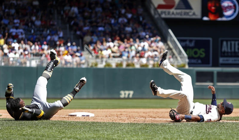 Pirates overrun sloppy Twins 10-4