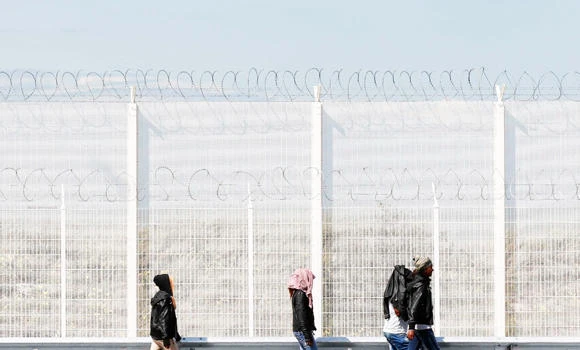 Hungarian fence to create new front in Europe’s migrant crisis