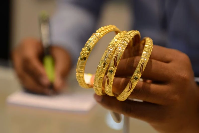 Gold rises; platinum and palladium at multi-year lows