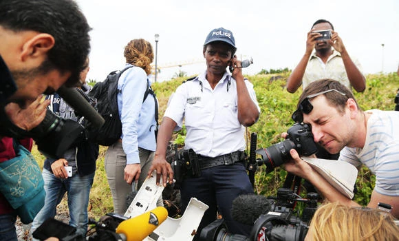 Suspected MH370 debris probe underway in France