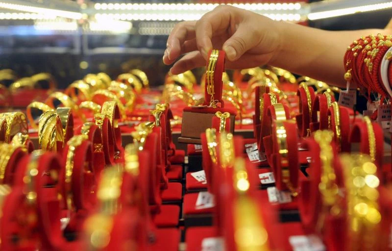 Gold prices steady near 2010 low