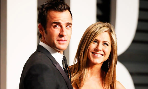 Aniston weds long-time beau Theroux
