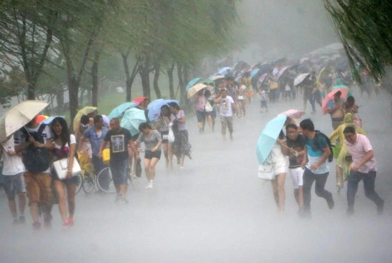 Thousands flee as typhoon bears down on Taiwan