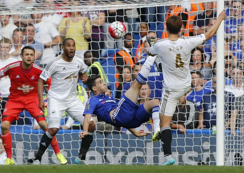 Swansea holds Chelsea, Man United wins opener