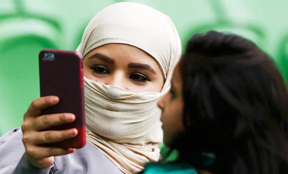 Customers vent ire at mobile phone companies’ deteriorating services