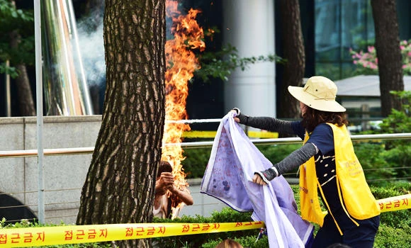 S. Korean sets self on fire in anti-Japan protest