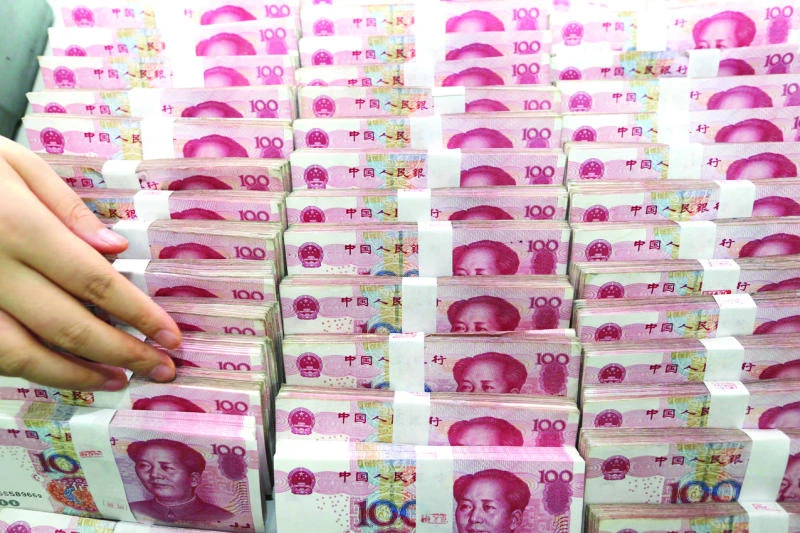 China lets yuan fall further, fuels fears of currency war