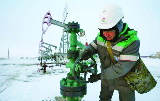 IEA: Global oil glut to last through 2016