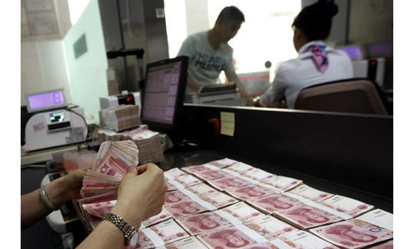 China lets yuan fall further, fuels fears of currency war